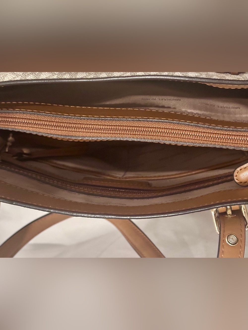 Michael Kors Voyager Large Signature Tote /laptop Bag - Picture 7 of 16